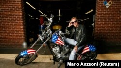 Пітер Фонда поруч із реплікою мотоциклу, на якому він їздив у своєму фільму «Безтурботний наїздник», 2009 рік