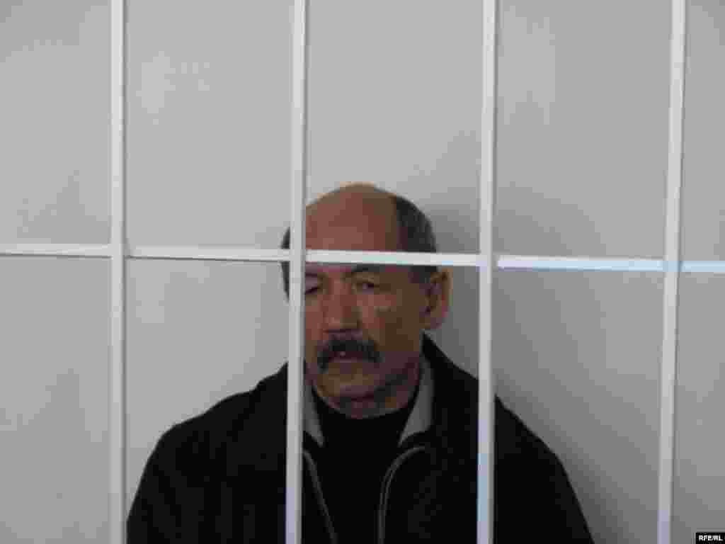 Бул иш боюнча соттун кийинки отуруму 24-ноябрда уланмакчы. - Kyrgyzstan -- A Trial of the Former Minister Ishenbay Kadyrbekov, Bishkek 20nov2008