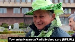 Як повідомили учасники акції протесту, минулого року в Україні внаслідок належного використання хімічних речовин при обробці сільгоспугідь зафіксовано загибель понад 45 тисяч бджолиних сімей