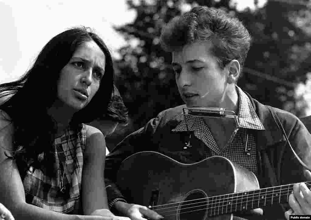 Боб Дилан &laquo;Вашингтонға жұмыс және еркіндік шеруі&raquo; кезінде әнші Джоан Баэзбен бірге. 1953 жыл.