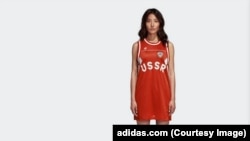 Платье с символикой СССР, фото с сайта www.adidas.com.