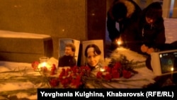 Antifascists gather in Khabarovsk on January 19 to commemorate the deaths of Stanislav Markelov and Anastasia Baburova who were shot dead in Moscow five years previously. 