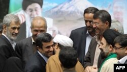 محمود احمدی نژاد در حال روبوسی با نمایندگان مجلس شورای اسلامی.