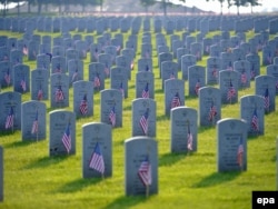 Могили загиблих і померлих ветеранів прикрашені прапорами США на національному кладовищі Авраама Лінкольна поблизу Елвуда, штат Іллінойс. США