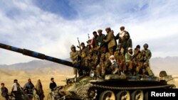نیروهای ائتلاف شمال بالای یک تانک تی-۶۲ در سه کیلومتری شمال کابل پایتخت افغانستان. 13Nov2001
