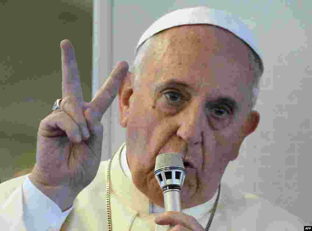 Pope Francis gives a press conference aboard the plane carrying him back to Rome at the end of a five-day trip to South-Korea on August 18. (AFP/Vincenzo Pinto)