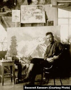 Григорий Гуркин в своей мастерской. 1900-е годы