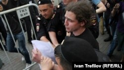 Russian police detain protesters in Moscow on May 31.