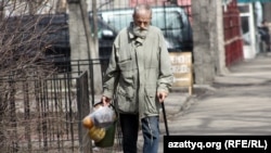 Пожилой человек на улице. Иллюстративное фото.