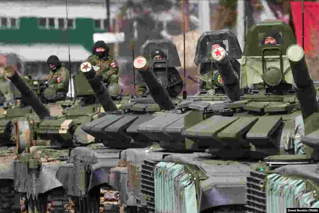 T-72B3 battle tanks join the parade preparations. Rehearsals are also scheduled for May 5 and 7 in Yekaterinburg.