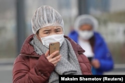 Женщина в защитной маске в Москве