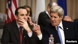 ABŞ Dövlət katibi John Kerry (sağda) və Brett McGurk 