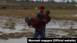 Военнослужащий Узбекистана несет на руках пожилую женщину, пострадавшую из-за наводнения в Сырдарьинской области.