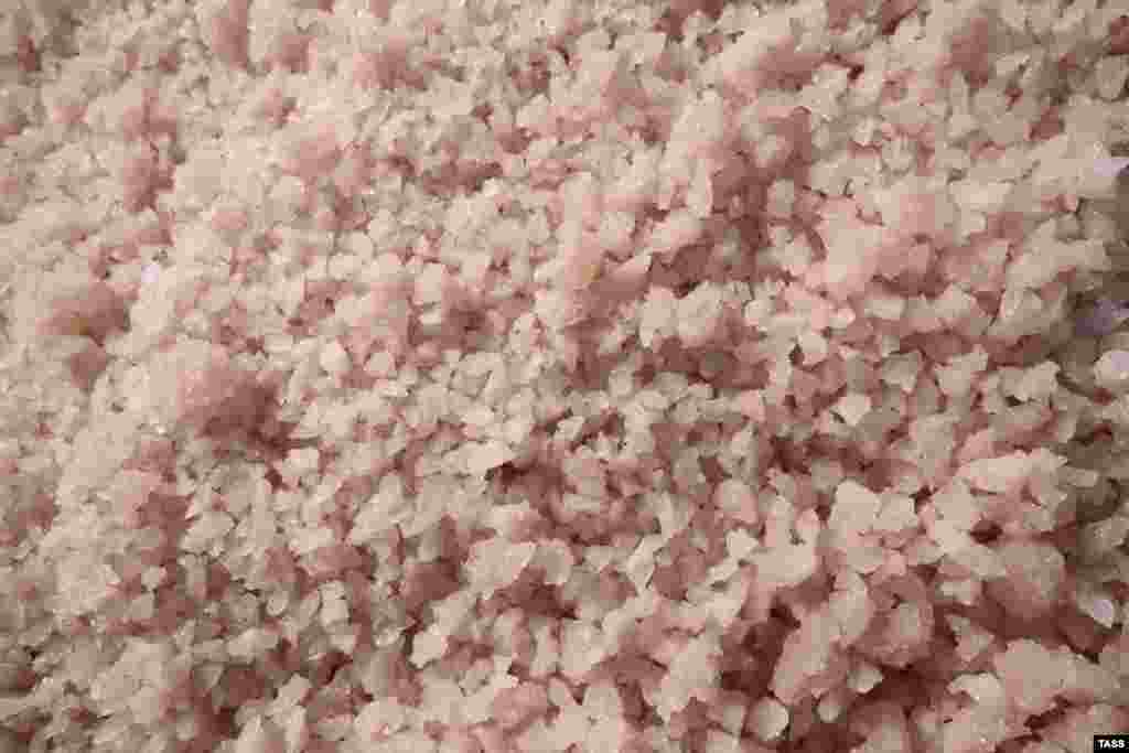 Розовая морская соль считается более полезной для здоровья, чем каменная. Конечный продукт используется не только в пищевой, но и в косметической промышленности.