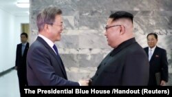 Președintele sud-coreean Moon Jae-in shakes dă mâna cu liderul nord-coreean Kim Jong Un, Panmunjom, Coreea de nord, 26 mai 2018