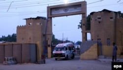 Машина "скорой помощи" вывозит тело казненного боевика. Центральная тюрьма в Карачи, Пакистан