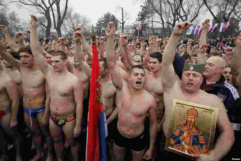 А вот так сербские националисты поднимали себе настрой перед окунанием в реку. Некоторые пришли в футболках с изображением российского президента Владимира Путина