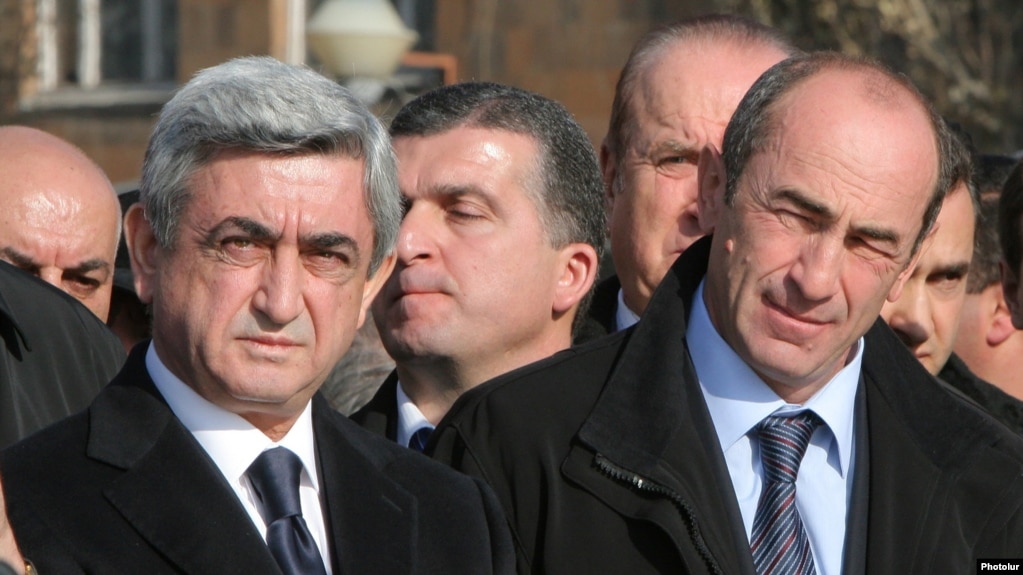 Armenia - El presidente Serzh Sarkisian (izquierda) y su predecesor, Robert Kocharian, visitan Gyumri el 7 de diciembre de 2008.