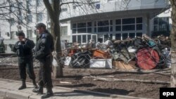 Украінскія міліцыянты патрулююць будынак СБУ ў Данецку