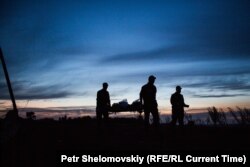 Un cadavru este cărat de la locul accidentului zborului MH17, Grabovo. 20 iulie, 2014