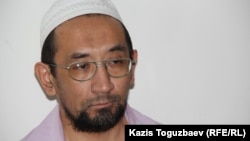 Житель Алматы Сакен Тулбаев, обвиненный в разжигании религиозной розни и участии в запрещенной в Казахстане религиозной организации «Таблиги Джамаат», на суде по его делу. Алматы, 28 мая 2015 года.