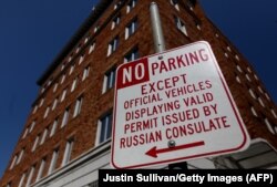 A street sign in front of the Russian Consulate in San Francisco