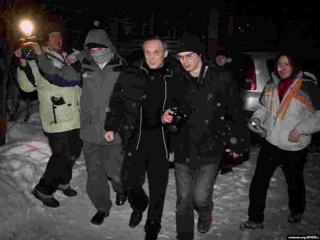 Уладзімер Някляеў выходзіць з турмы пад хатні арышт 29 студзеня 2011 году.