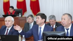 Мухаммедкалий Абилгазієв (у центрі) став прем’єром Киргизстану