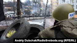 Police confront Euromaidan activists at the barricades on Hrushevskoho Street on January 24