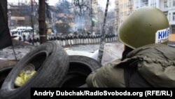 Policija se suočava s Euromajdanskim aktivistima na barikadama u ulici Hrushevskoho 24. januara