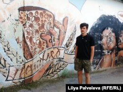 Иван Ягода у стены с граффити "Наш хлеб"