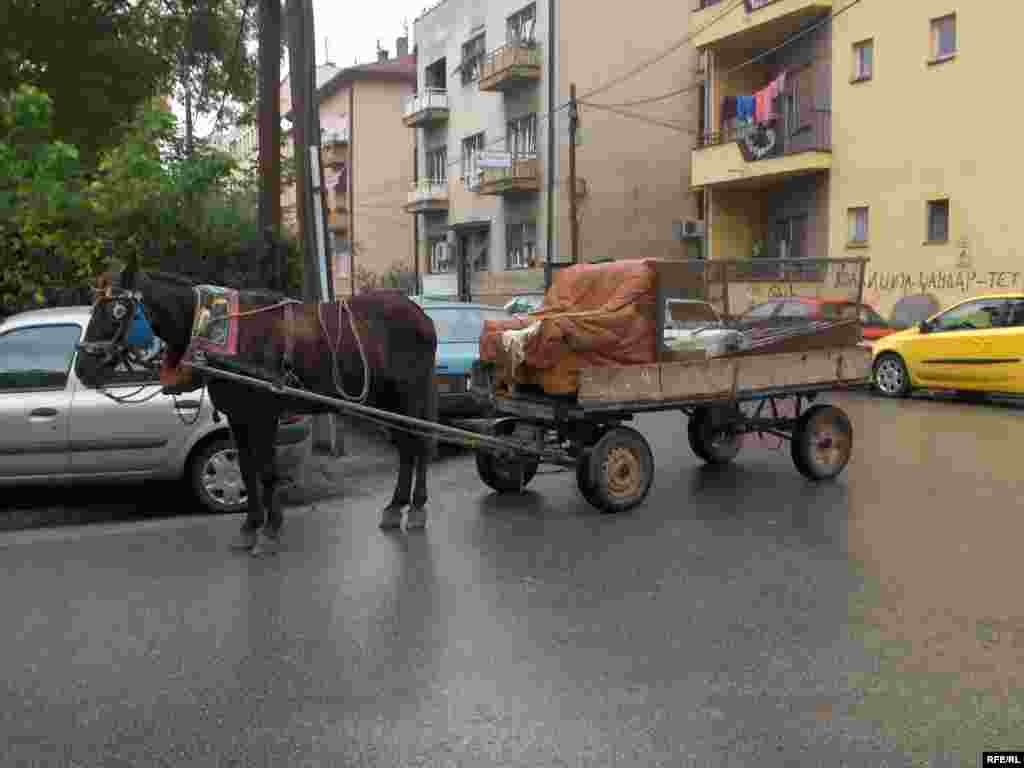 Запрежна кола на улиците на Скопје - Сиромаштија и луксуз, запрежна кола на улиците на Скопје