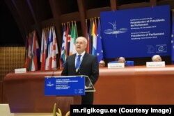 Хенн Пиллуаас виступає перед колегами в Парламентській асамблеї Ради Європи щодо порушення прав людини у Росії