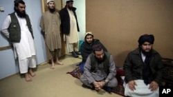 شماری از زندانیان گروه طالبان حین مصاحبه با اسوشیتد پرس در زندان پلچرخی کابل.