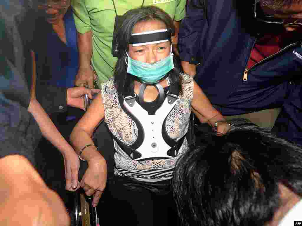 Fosta președintă filipineză Gloria Arroyo la sosirea la aeroportul din Manila unde i s-a interzis &icirc;nsă să părăsească țara. (AFP PHOTO/