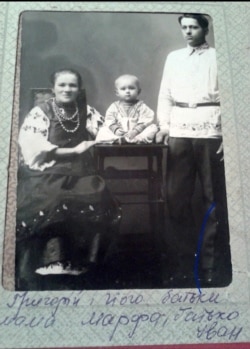 Марфа Супрун і Іван Маленко, на руках їхній син Григорій, який народився 12.02.1928 року