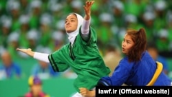 زهرا یزدانی پس از پیروزی در مسابقه فینال وزن ۵۵ کیلوگرم کشتی آلیش