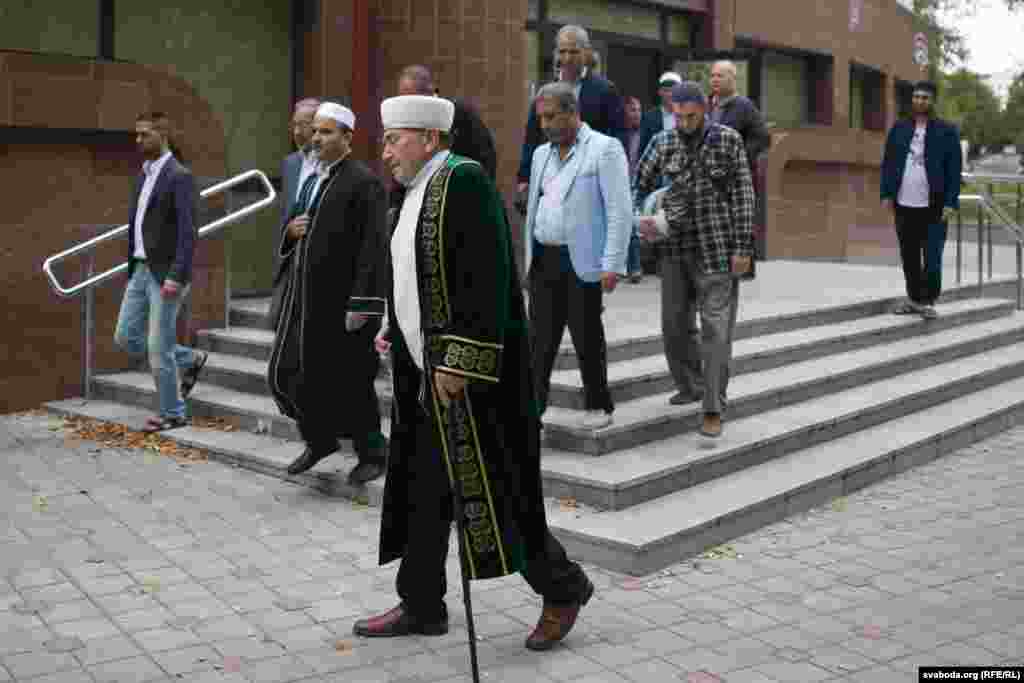 The mufti of Belarus, Abu-Bekir Shabanovich, sees the pilgrims off on their journey. 