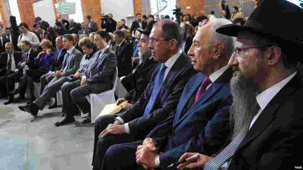 Russian Foreign Minister Sergei Lavrov (center) and Israeli President Shimon Peres