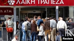 Черга до банку у столиці Кіпру Нікосії: щільно, але мирно, 28 березня 2013 року