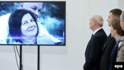 Фотографии Леха и Марии Качиньских демонстрируют в феврале 2016 года во время объявления властей о новом расследовании причин авиакатастрофы под Смоленском. 