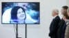 Министр обороны Польши Антони Мачеревич смотрит на экран, где изображены Лех Качиньский и его супруга Мария во время церемонии, на которой было объявлено о возобновлении расследования катастрофы под Смоленском