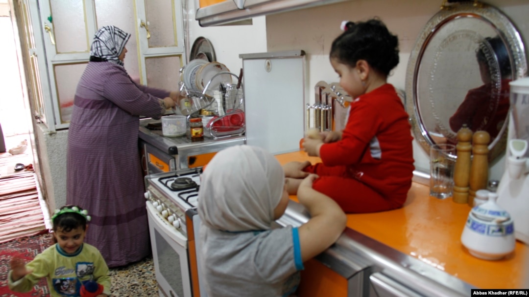 Жұмыс істейтін аузы бар әйелдің суреті