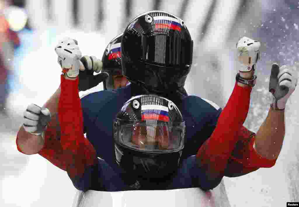 Russia&#39;s Alexander Zubkov and and his teammates celebrate finishing first during the four-man bobsleigh event. (Reuters/Murad Seze)