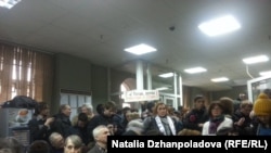 Публика в холле Замоскворецкого суда Москвы, 5 февраля 2014