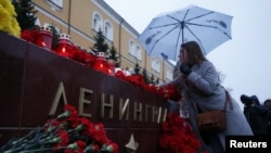 Жінка кладе квіти в пам'ять загиблих внаслідок вибуху в Санкт-Петербурзі. Москва, 3 квітня 2017 року