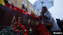 Возложение цветов в память о погибших при взрыве в петербургском метро 3 апреля 2017 года.