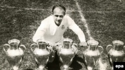 Alfredo di Stefano pozînd în 1960 cu cinci trofee cîștigate de Real Madrid 