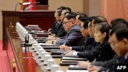Ким Чен Ын выступает на Пятой конференции глав партийных ячеек Трудовой партии Кореи, 22 декабря 2017 года. 