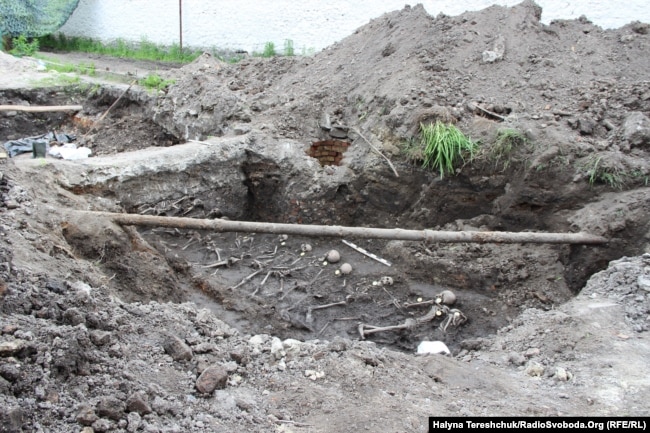 Досліджено одну з ям, де захоронені людські останки